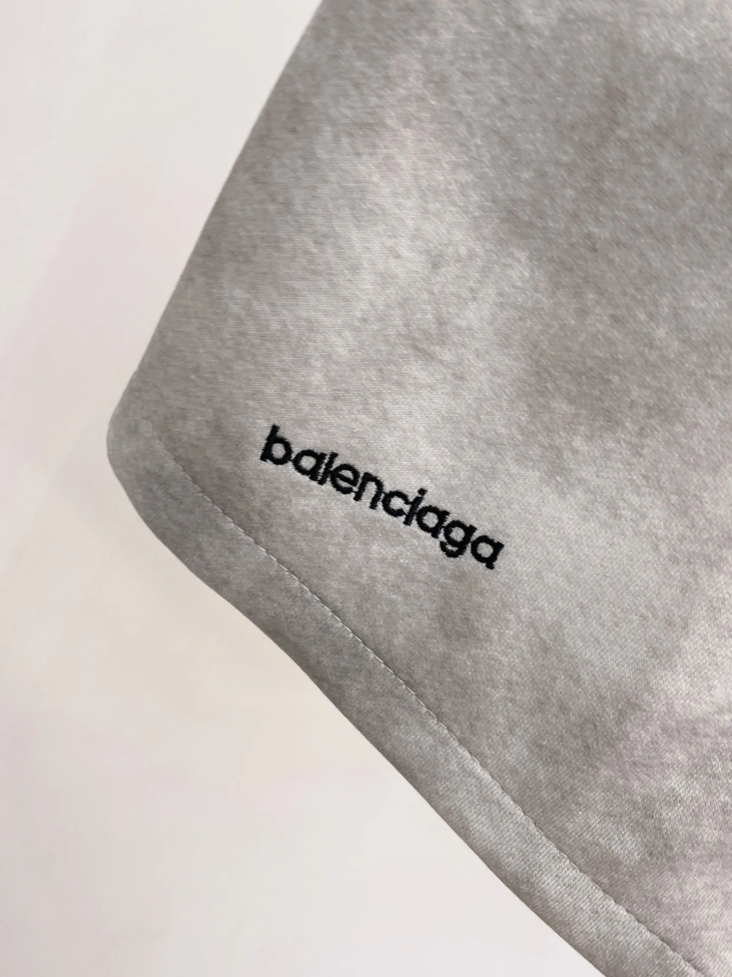 Balenciaga's three-standard complete 2026 summer New Arrival men's casual shorts, advanced custom-made Breathable fabric, Breathable fabric, extremely stretchy and comfortable, impeccable details, top-grade accessories, original logo design concept, delicate and soft feel! The upper body fit is awesome! Size: M-XXXL Please state your height and weight when ordering